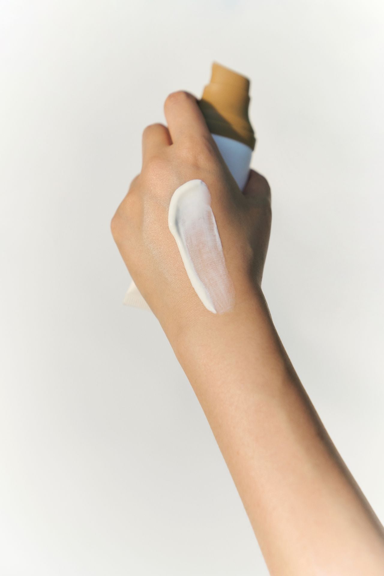 Солнцезащитный крем с центеллой SKIN1004 Madagascar Centella Air-Fit Suncream Light SPF30 PA++++