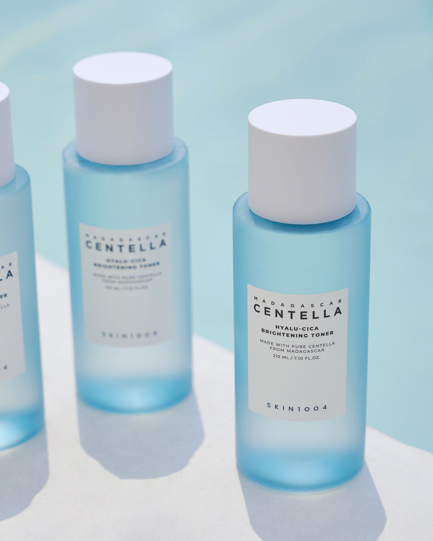 Увлажняющий тоник для выравнивания тона SKIN1004 Madagascar Centella Hyalu-Cica Brightening Toner 210 мл